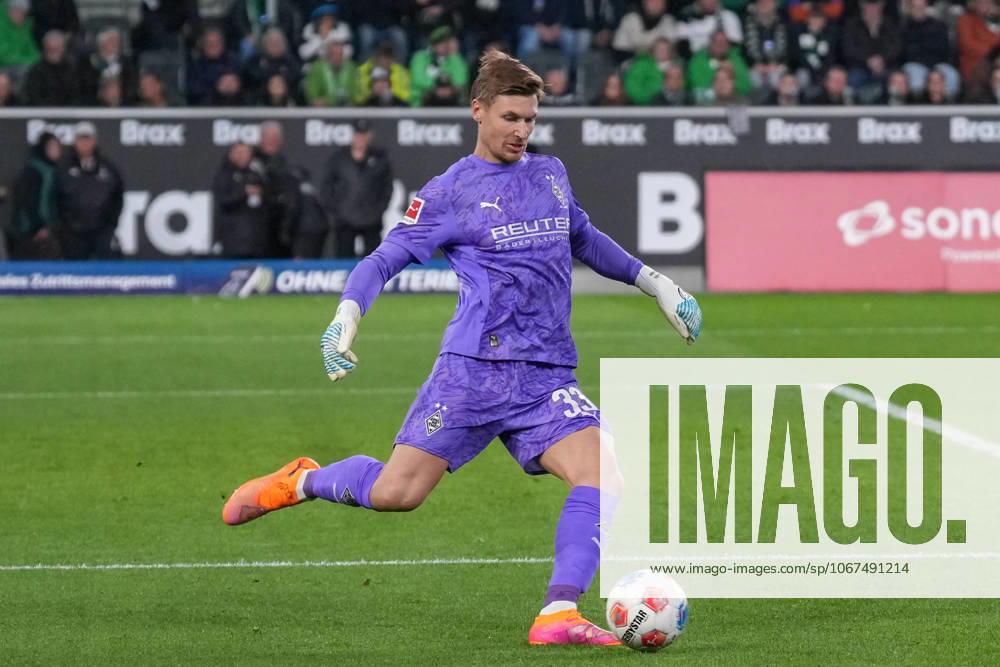 Moritz Nicolas (Borussia Mönchengladbach, 33) am Ball , Deutschland, Fussball, 1. Bundesliga, 6.Spieltag, 2025 2026, Borussia Mönchengladbach vs. SC Freiburg, 05.10.2025, BORUSSIA-PARK, Mönchengladbach, Deutschland DFL REGULATIONS PROHIBIT ANY USE OF PHOTOGRAPHS AS IMAGE SEQUENCES AND OR QUASI-VIDEO. Mönchengladbach BORUSSIA-PARK Nordrhein-Westfalen Deutschland