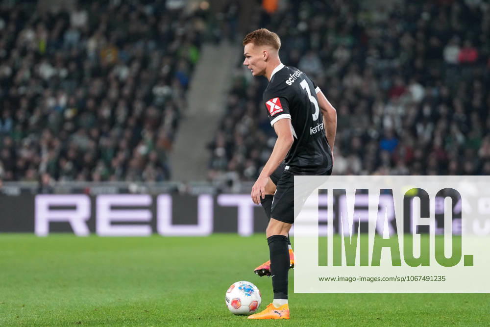 Philipp Lienhart (SC Freiburg, 03) am Ball , Deutschland, Fussball, 1. Bundesliga, 6.Spieltag, 2025 2026, Borussia Mönchengladbach vs. SC Freiburg, 05.10.2025, BORUSSIA-PARK, Mönchengladbach, Deutschland DFL REGULATIONS PROHIBIT ANY USE OF PHOTOGRAPHS AS IMAGE SEQUENCES AND OR QUASI-VIDEO. Mönchengladbach BORUSSIA-PARK Nordrhein-Westfalen Deutschland