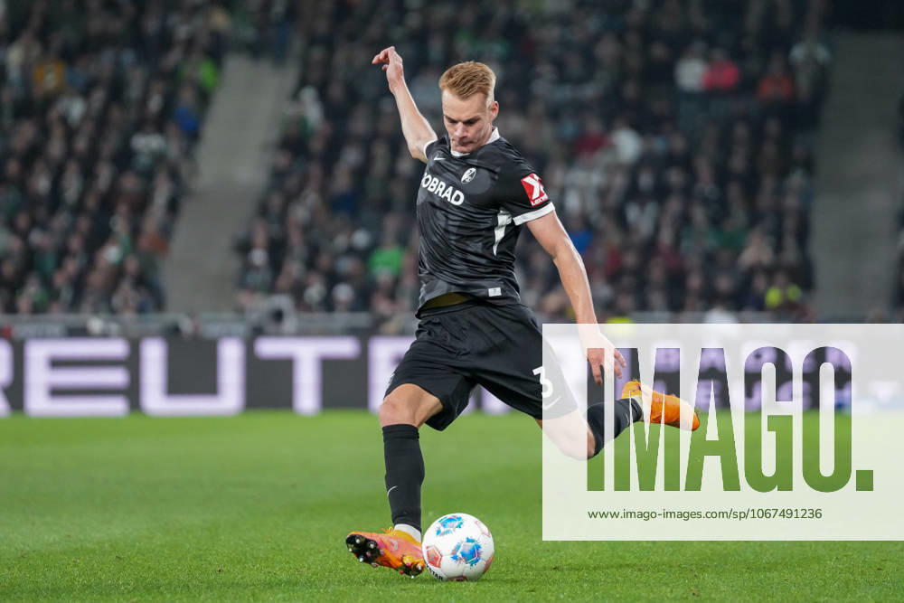 Philipp Lienhart (SC Freiburg, 03) am Ball , Deutschland, Fussball, 1. Bundesliga, 6.Spieltag, 2025 2026, Borussia Mönchengladbach vs. SC Freiburg, 05.10.2025, BORUSSIA-PARK, Mönchengladbach, Deutschland DFL REGULATIONS PROHIBIT ANY USE OF PHOTOGRAPHS AS IMAGE SEQUENCES AND OR QUASI-VIDEO. Mönchengladbach BORUSSIA-PARK Nordrhein-Westfalen Deutschland