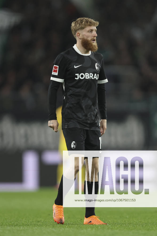 Jan-Niklas Beste (SC Freiburg) schaut waehrend des spiels der Bundesliga zwischen Borussia Mönchengladbach und Club Freiburg, Stadion im Borussia-Park am 05. October 2025 in Mönchengladbach, Deutschland. (Foto von Oliver Kaelke DeFodi Images) +++ Jan-Niklas Beste (SC Freiburg) looks on during the Bundesliga match between Borussia Mönchengladbach and Sport-Club Freiburg at Stadion im Borussia-Park on October 5, 2025 in Mönchengladbach, Germany. (Photo by Oliver Kaelke DeFodi Images) DFL regulations prohibit any use of photographs as image sequences and or quasi-video. (Photo by Oliver Kaelke DeFodi Images) Jan Niklas Beste SC Freiburg looks on during the Bundesliga match between Borussia Mönchengladbach and Sport Club Freiburg, Stadion im Borussia Park on October 05 2025 in Mönchengladbach, Germany Photo by Oliver Kaelke DeFodi Images Jan Niklas Beste SC Freiburg looks on during the Bundesliga match between Borussia Mönchengladbach and Sport Club Freiburg at Stadion im Borussia Park on October 5, 2025 in Mönchengladbach, Germany Photo by Oliver Kaelke DeFodi Images DFL regulations prohibit any use of photographs as image sequences and or quasi video Photo by Oliver Kaelke DeFodi Images