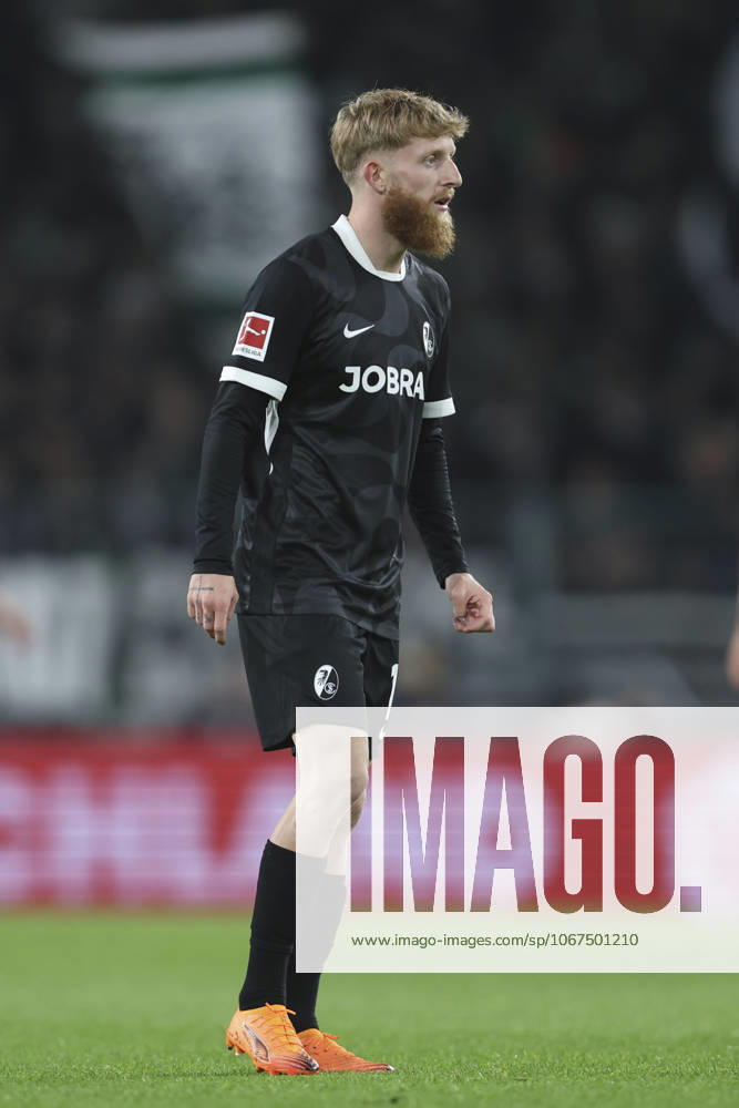 Jan-Niklas Beste (SC Freiburg) schaut waehrend des spiels der Bundesliga zwischen Borussia Mönchengladbach und Club Freiburg, Stadion im Borussia-Park am 05. October 2025 in Mönchengladbach, Deutschland. (Foto von Oliver Kaelke DeFodi Images) +++ Jan-Niklas Beste (SC Freiburg) looks on during the Bundesliga match between Borussia Mönchengladbach and Sport-Club Freiburg at Stadion im Borussia-Park on October 5, 2025 in Mönchengladbach, Germany. (Photo by Oliver Kaelke DeFodi Images) DFL regulations prohibit any use of photographs as image sequences and or quasi-video. (Photo by Oliver Kaelke DeFodi Images) Jan Niklas Beste SC Freiburg looks on during the Bundesliga match between Borussia Mönchengladbach and Sport Club Freiburg, Stadion im Borussia Park on October 05 2025 in Mönchengladbach, Germany Photo by Oliver Kaelke DeFodi Images Jan Niklas Beste SC Freiburg looks on during the Bundesliga match between Borussia Mönchengladbach and Sport Club Freiburg at Stadion im Borussia Park on October 5, 2025 in Mönchengladbach, Germany Photo by Oliver Kaelke DeFodi Images DFL regulations prohibit any use of photographs as image sequences and or quasi video Photo by Oliver Kaelke DeFodi Images