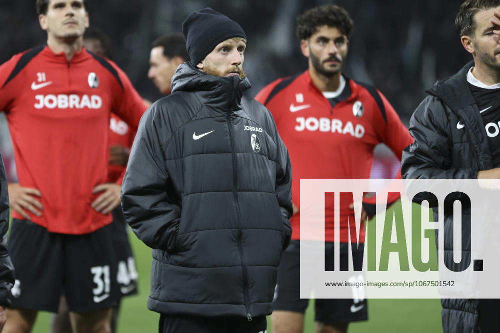 Jan-Niklas Beste (SC Freiburg) schaut waehrend des spiels der Bundesliga zwischen Borussia Mönchengladbach und Club Freiburg, Stadion im Borussia-Park am 05. October 2025 in Mönchengladbach, Deutschland. (Foto von Oliver Kaelke DeFodi Images) +++ Jan-Niklas Beste (SC Freiburg) looks on during the Bundesliga match between Borussia Mönchengladbach and Sport-Club Freiburg at Stadion im Borussia-Park on October 5, 2025 in Mönchengladbach, Germany. (Photo by Oliver Kaelke DeFodi Images) DFL regulations prohibit any use of photographs as image sequences and or quasi-video. (Photo by Oliver Kaelke DeFodi Images) Jan Niklas Beste SC Freiburg looks on during the Bundesliga match between Borussia Mönchengladbach and Sport Club Freiburg, Stadion im Borussia Park on October 05 2025 in Mönchengladbach, Germany Photo by Oliver Kaelke DeFodi Images Jan Niklas Beste SC Freiburg looks on during the Bundesliga match between Borussia Mönchengladbach and Sport Club Freiburg at Stadion im Borussia Park on October 5, 2025 in Mönchengladbach, Germany Photo by Oliver Kaelke DeFodi Images DFL regulations prohibit any use of photographs as image sequences and or quasi video Photo by Oliver Kaelke DeFodi Images