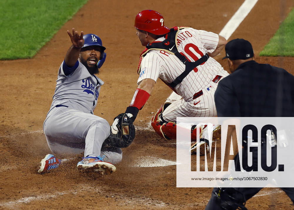 Los Angeles Dodgers Teoscar Hernandez (37) slides into home to score past the tag of Philadelphia Phillies catcher J.T. Realmuto (10) in the seventh inning during game two of the MLB, Baseball Herren, USA National League Division Series at Citizens Bank Park in Philadelphia on Monday, October 6, 2025. PHI20251006816 LAURENCExKESTERSON