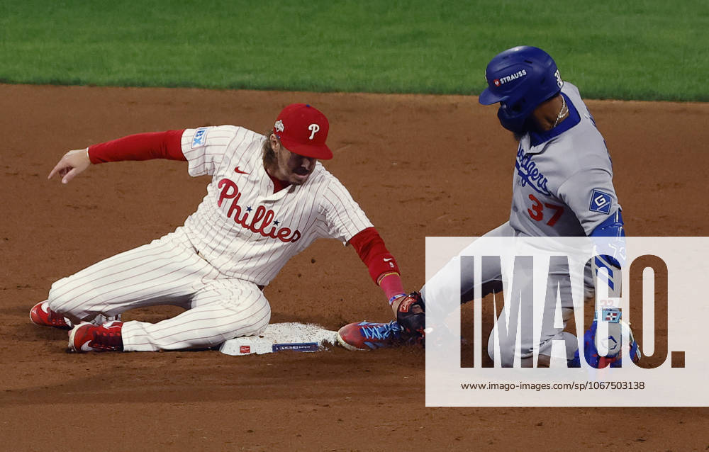 Los Angeles Dodgers Teoscar Hernandez (37) is tagged out by Philadelphia Phillies second baseman Bryson Stott (5) after trying to stretch a base hit into a double in the eighth inning during game two of the MLB, Baseball Herren, USA National League Division Series at Citizens Bank Park in Philadelphia on Monday, October 6, 2025. PHI20251006826 LAURENCExKESTERSON