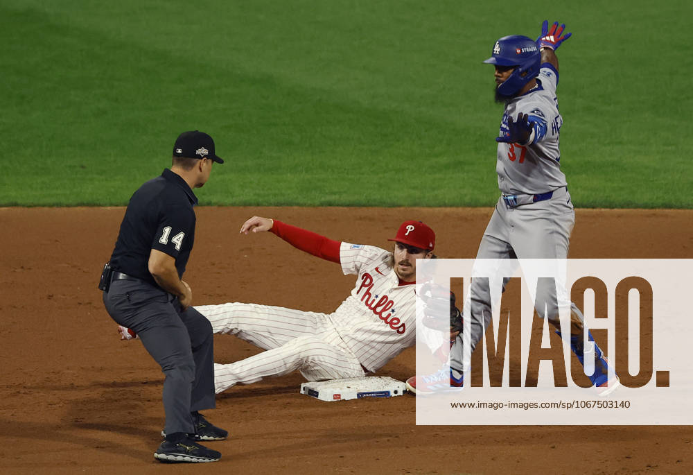 Los Angeles Dodgers Teoscar Hernandez (37) is tagged out by Philadelphia Phillies second baseman Bryson Stott (5) after trying to stretch a base hit into a double in the eighth inning during game two of the MLB, Baseball Herren, USA National League Division Series at Citizens Bank Park in Philadelphia on Monday, October 6, 2025. PHI20251006827 LAURENCExKESTERSON