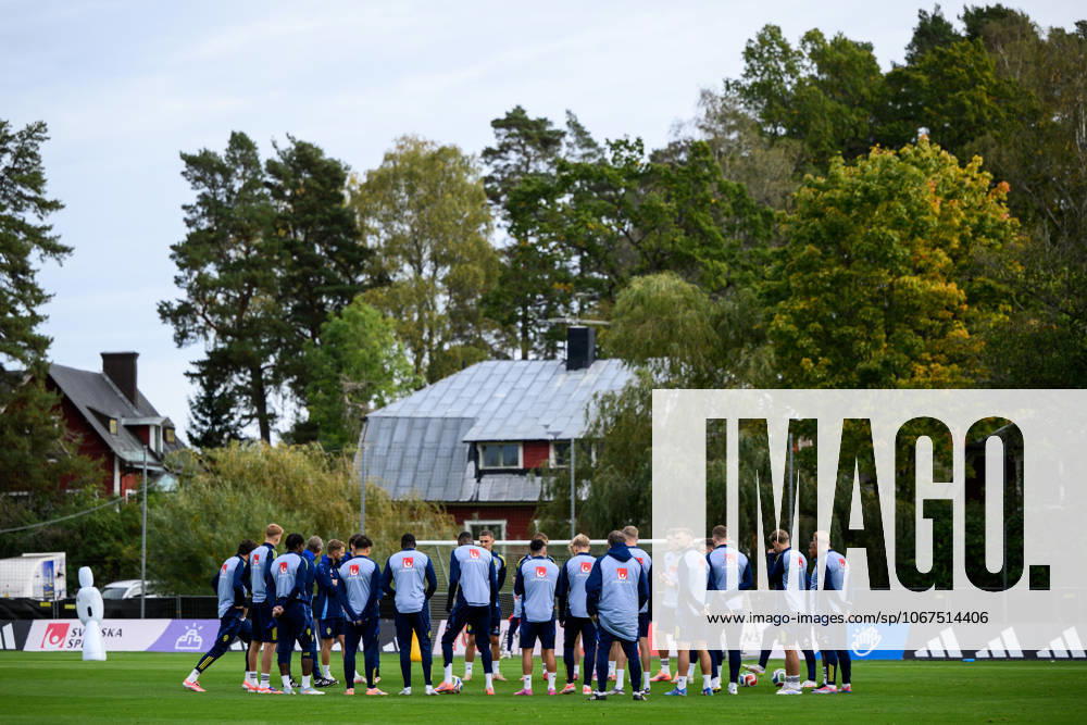 Players of the Swedish men s national football team during a training session on October 7, 2025 in Stockholm. Photo: Jesper Zerman BILDBYRAN kod JZ JZ0621 fotboll football soccer fotball vm-kval kval FIFA World Cup, WM, Weltmeisterschaft, Fussball qualifier qualifier träning practice training sverige sweden sverige a bbeng