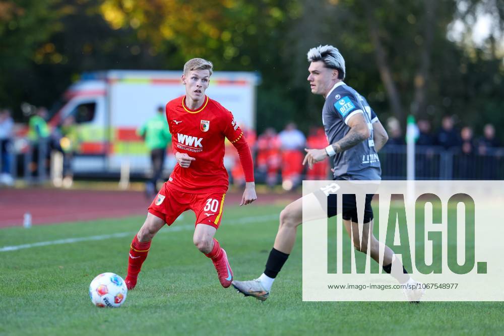 Im Zweikampf, Aktion, mit Anton Kade 30 (FC Augsburg), Niklas Koelle 32 (SSV Ulm 1846), FC Augsburg vs. SSV Ulm 1846, Fussball, Testspiel, 08.10.2025 Burgau Bayern Deutschland