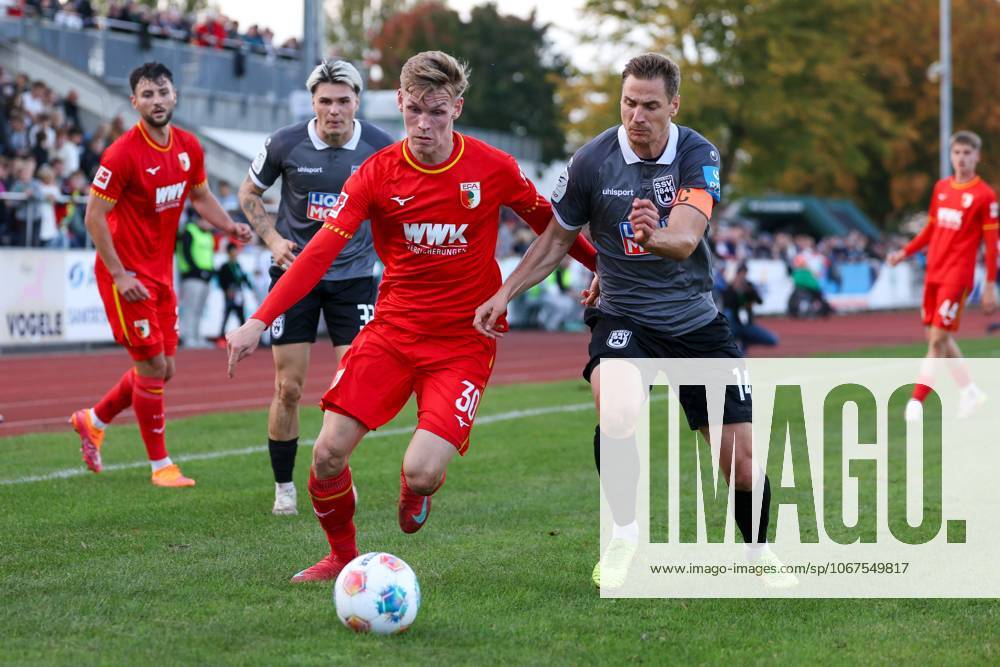 Im Zweikampf, Aktion, mit Anton Kade 30 (FC Augsburg), Dennis Dressel 14 (SSV Ulm 1846), FC Augsburg vs. SSV Ulm 1846, Fussball, Testspiel, 08.10.2025 Burgau Bayern Deutschland
