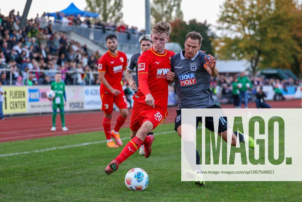 Im Zweikampf, Aktion, mit Anton Kade 30 (FC Augsburg), Dennis Dressel 14 (SSV Ulm 1846), FC Augsburg vs. SSV Ulm 1846, Fussball, Testspiel, 08.10.2025 Burgau Bayern Deutschland