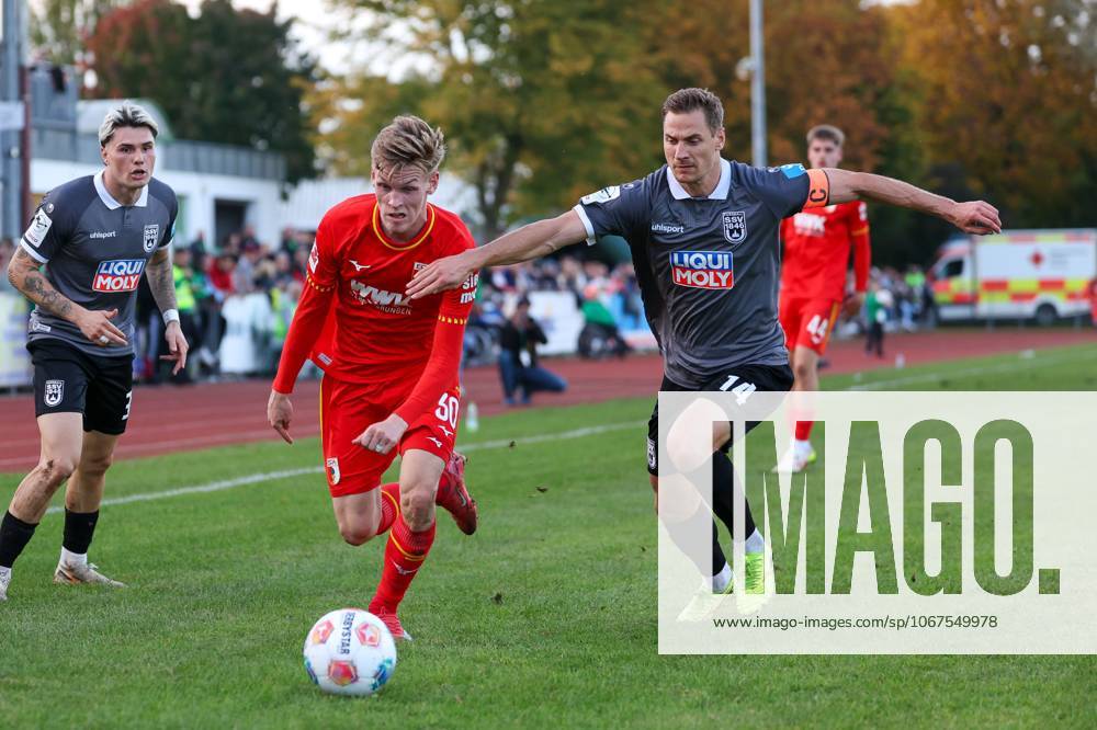 Im Zweikampf, Aktion, mit Anton Kade 30 (FC Augsburg), Dennis Dressel 14 (SSV Ulm 1846), FC Augsburg vs. SSV Ulm 1846, Fussball, Testspiel, 08.10.2025 Burgau Bayern Deutschland