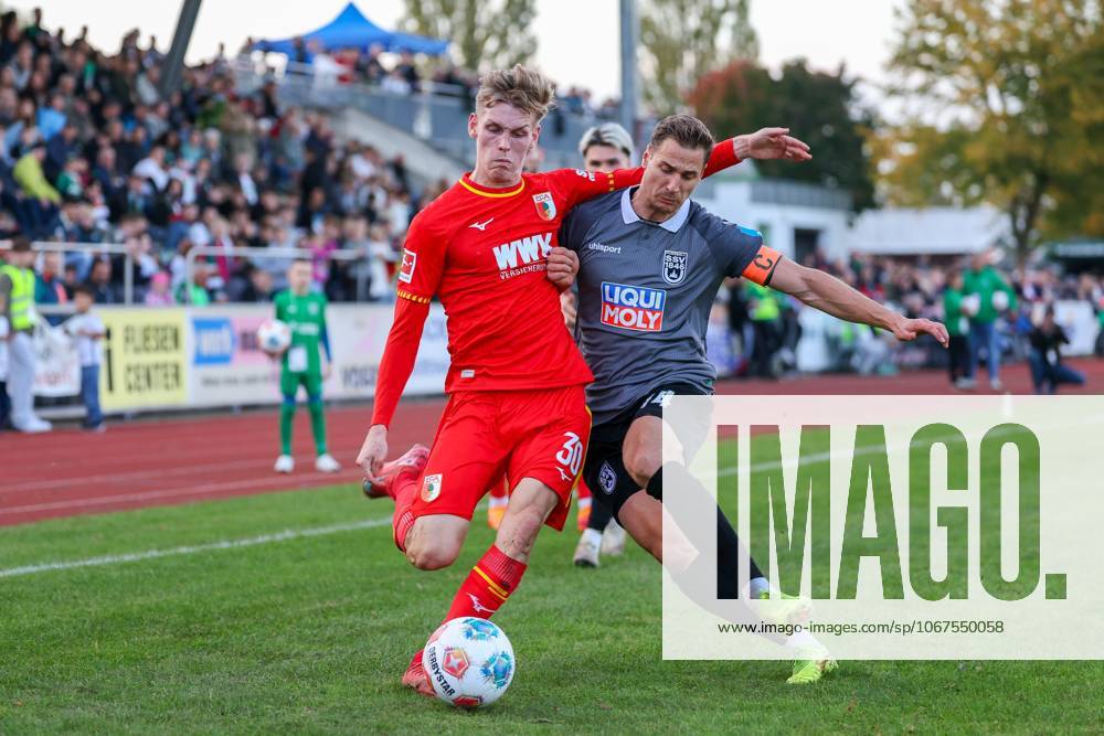 Im Zweikampf, Aktion, mit Anton Kade 30 (FC Augsburg), Dennis Dressel 14 (SSV Ulm 1846), FC Augsburg vs. SSV Ulm 1846, Fussball, Testspiel, 08.10.2025 Burgau Bayern Deutschland
