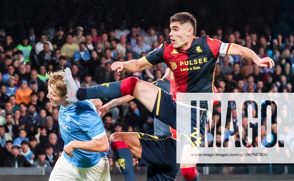 Rasmus Hoyland of SSC Napoli - Johan Vasquez of FC Genoa During the 2025 26 Italian Serie A football match between SSC Napoli and Genoa on October 5, 2025, at the Diego Armando Maradona Stadium in Naples. Napoli ITALIA - ZUMAs236 20251005_aap_s236_133