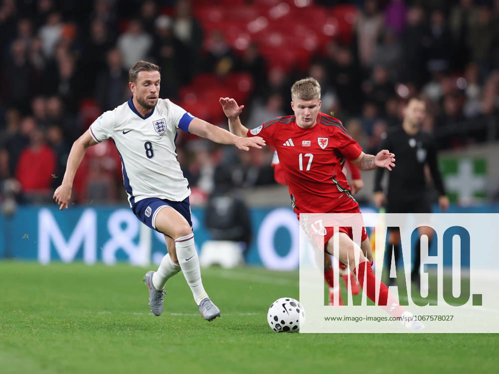 London, England, 9th October 2025. Jordan Henderson of England (l) challenges Jordan James of Wales (r) during the England vs Wales International Friendly, Länderspiel, Nationalmannschaft match at Wembley Stadium, London. Picture credit should read: Paul Terry Sportimage . SPI_033_PT_Eng_Wal SPI-4207-0079