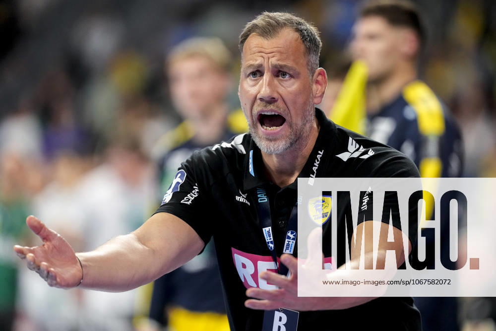 Maik Machulla (Trainer, Cheftrainer, RNL), gibt Anweisungen, gestikuliert, mit den Armen gestikulieren, Einzelbild, Einzelfoto, Aktion, Action, 09.10.2025, Mannheim (Deutschland), Handball, Bundesliga, Rhein-Neckar Löwen - Frisch Auf Göppingen