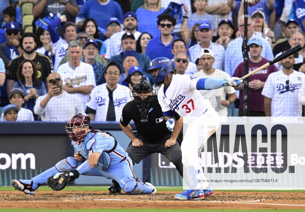 Los Angeles Dodgers Teoscar Hernandez (37) strikes out swinging with the bases loaded to end the seventh inning against the Philadelphia Phillies during game four of the MLB, Baseball Herren, USA National League Division Series at Dodger Stadium in Los Angeles, California, on Thursday, October 9, 2025. LOS20251009926 JOHNxMCCOY
