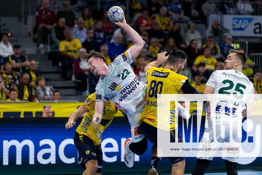 Erik PERSSON (FRISCH AUF! Goeppingen, 22) erzielt ein Tor, Aktion, Torwurf Rhein-Neckar-Loewen (RNL) vs. FRISCH AUF! Goeppingen (FAG), Handball, Maenner, Daikin Handball Bundesliga (HBL), 8. Spieltag, Spielzeit 2025 2026, 09.10.2025 Rhein-Neckar-Loewen (RNL) vs. FRISCH AUF! Goeppingen (FAG), Handball, Maenner, Daikin Handball Bundesliga (HBL), 8. Spieltag, Spielzeit 2025 2026, 09.10.2025 Mannheim