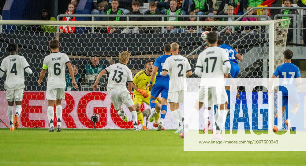 Fußball, Nachwuchs, Saison 2025 26, U21, U 21 EM-Qualifikation (Gruppe F 4. Spieltag) in Jena Deutschland - Griechenland, Konstantinos Kostoulas (2. v. r., U21, Griechenland), erzielt das Tor zum 0:1 gegen Torwart Dennis Seimen (U21, Deutschland), 10.10. 2025,