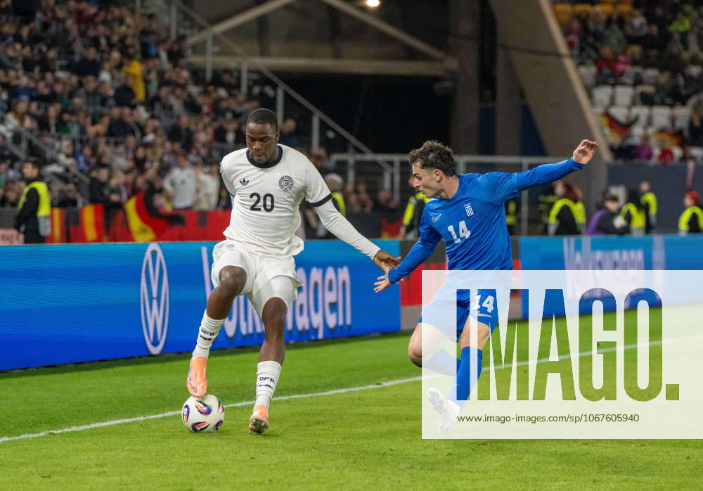 Fußball, Nachwuchs, Saison 2025 26, U21, U 21 EM-Qualifikation (Gruppe F 4. Spieltag) in Jena Deutschland - Griechenland, v. l. Ilyas Ansah (U21, Deutschland), Lampros Smyrlis (U21, Griechenland), 10.10. 2025,