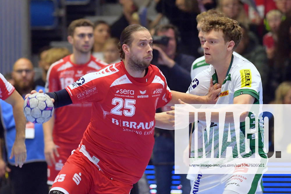 Olle Forsell Schefvert (MT Melsungen 25) (am Ball), Tim Maximilian Hertzfeld (SC DHfK Leipzig 72) (R) , GER, MT Melsungen - SC DHfK Leipzig, Handball, 1. Bundesliga, 8. Spieltag, Saison 2025 2026, 10.10.2025, GER, MT Melsungen - SC DHfK Leipzig, Handball, 1. Bundesliga, 8. Spieltag, Saison 2025 2026, 10.10.2025 Kassel