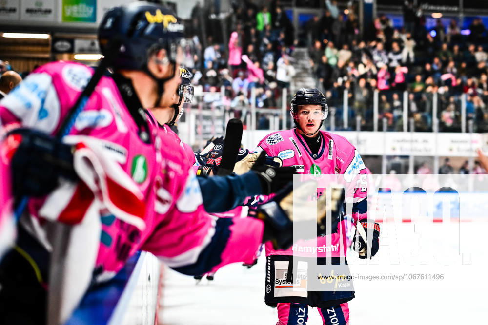Torjubel, Jubel, Freude bei Torschütze Julian Napravnik (Iserlohn Roosters, 75), GER, Iserlohn Roosters vs. Dresdner Eislöwen, Eishockey, Penny-DEL, 9. Spieltag, Spielzeit 2025 2026, 10.10.2025, GER, Iserlohn Roosters vs. Dresdner Eislöwen, Eishockey, Penny-DEL, 9. Spieltag, Spielzeit 2025 2026, 10.10.2025 Iserlohn