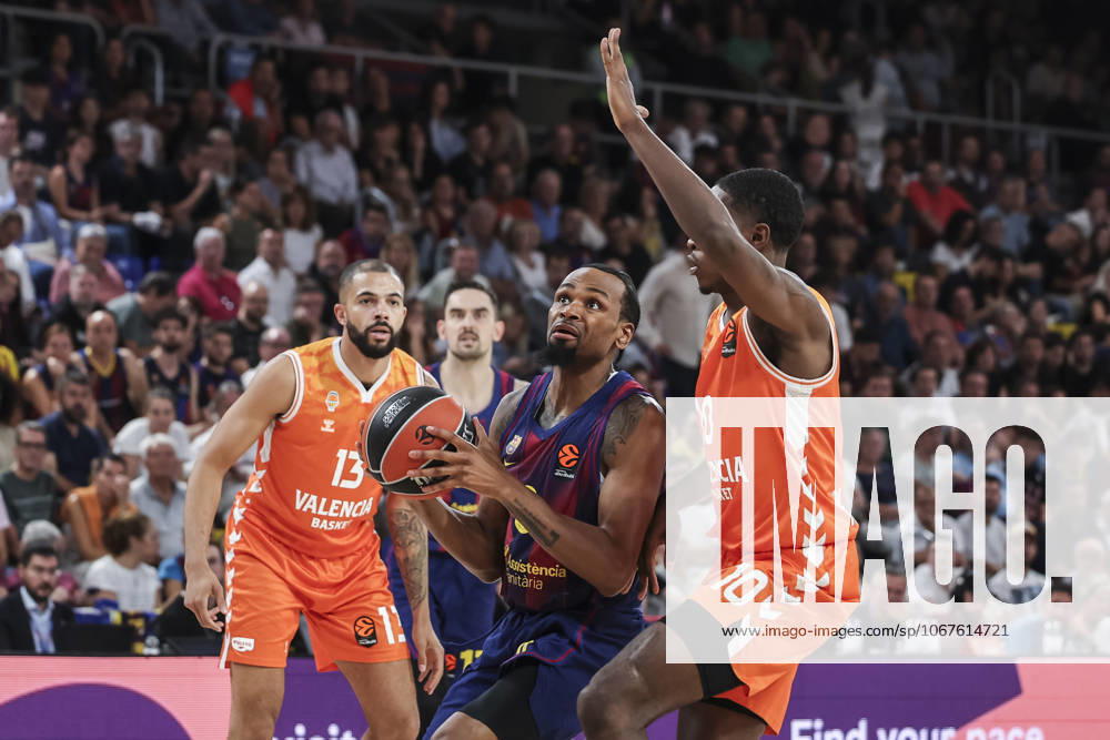 Kevin Punter of FC Barcelona, Barca and Omari Moore of Valencia Basket in action during the Turkish Airlines Euroleague 2025 26 League Phase MD3, match played between FC Barcelona and Valencia Basket at Palau Blaugrana on October 10, 2025 in Barcelona, Spain. Barcelona Spain - ZUMAa181 20251010_zaa_a181_414