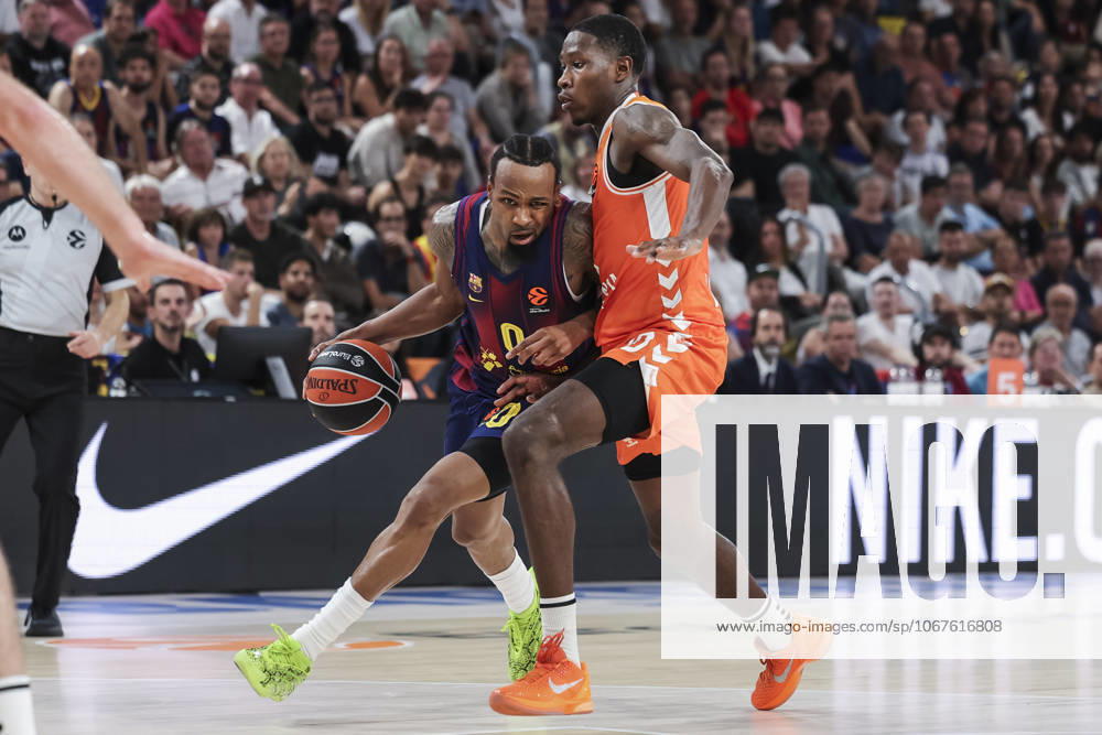 Kevin Punter of FC Barcelona, Barca and Omari Moore of Valencia Basket in action during the Turkish Airlines Euroleague 2025 26 League Phase MD3, match played between FC Barcelona and Valencia Basket at Palau Blaugrana on October 10, 2025 in Barcelona, Spain. Barcelona Spain - ZUMAa181 20251010_zaa_a181_448