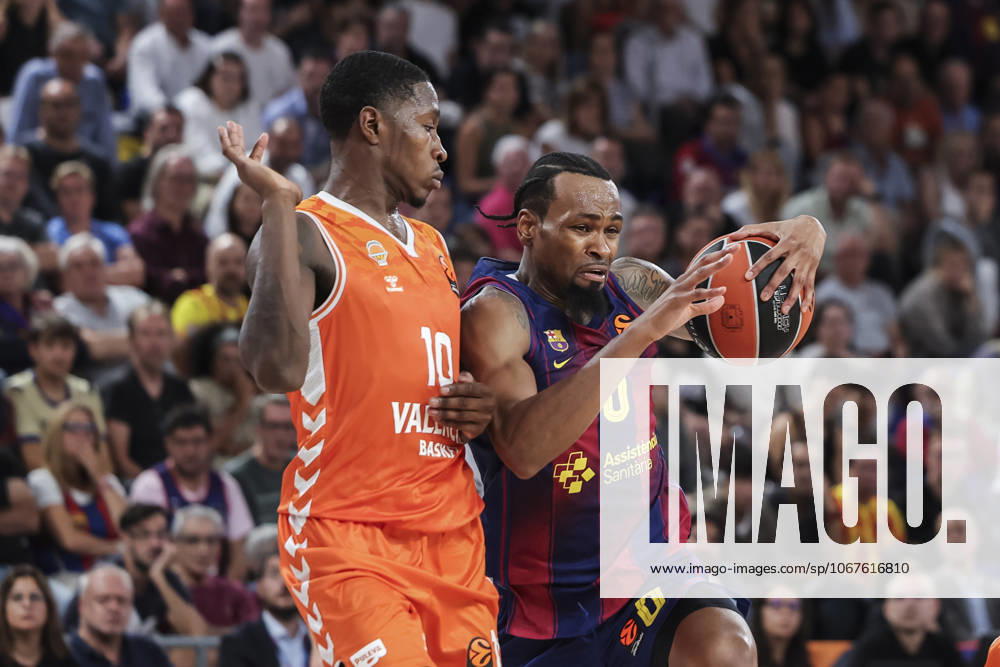 Kevin Punter of FC Barcelona, Barca and Omari Moore of Valencia Basket in action during the Turkish Airlines Euroleague 2025 26 League Phase MD3, match played between FC Barcelona and Valencia Basket at Palau Blaugrana on October 10, 2025 in Barcelona, Spain. Barcelona Spain - ZUMAa181 20251010_zaa_a181_449