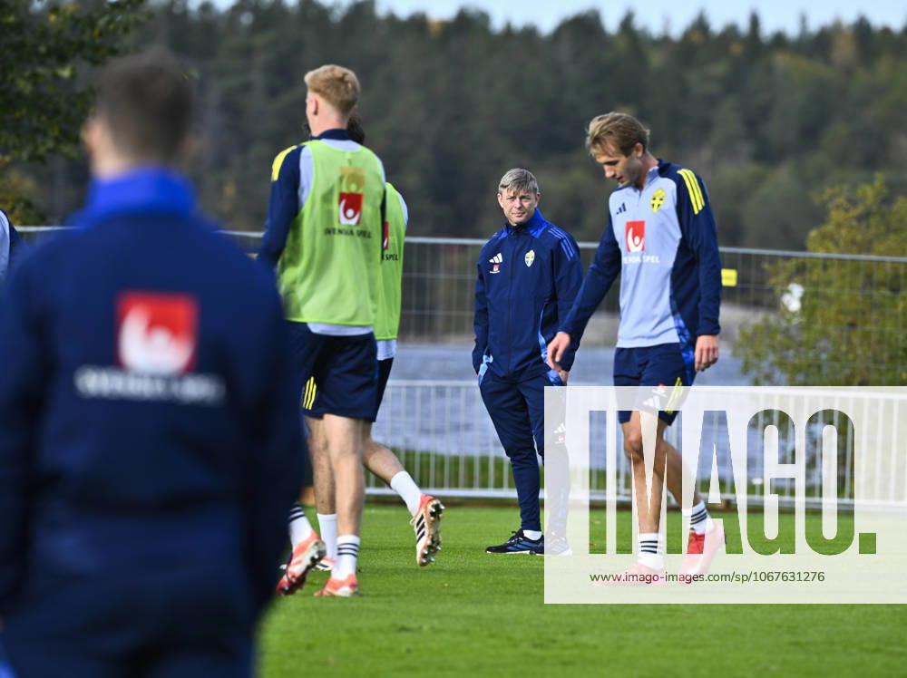 STOCKHOLM, SWEDEN 20251011 Swedish national team, Nationalteam captain Jon Dahl Tomasson as the Swedish national football team trains on Bosön, the day after the loss in the World Cup qualifier against Switzerland, and ahead of the match against Kosovo. STOCKHOLM SWEDEN