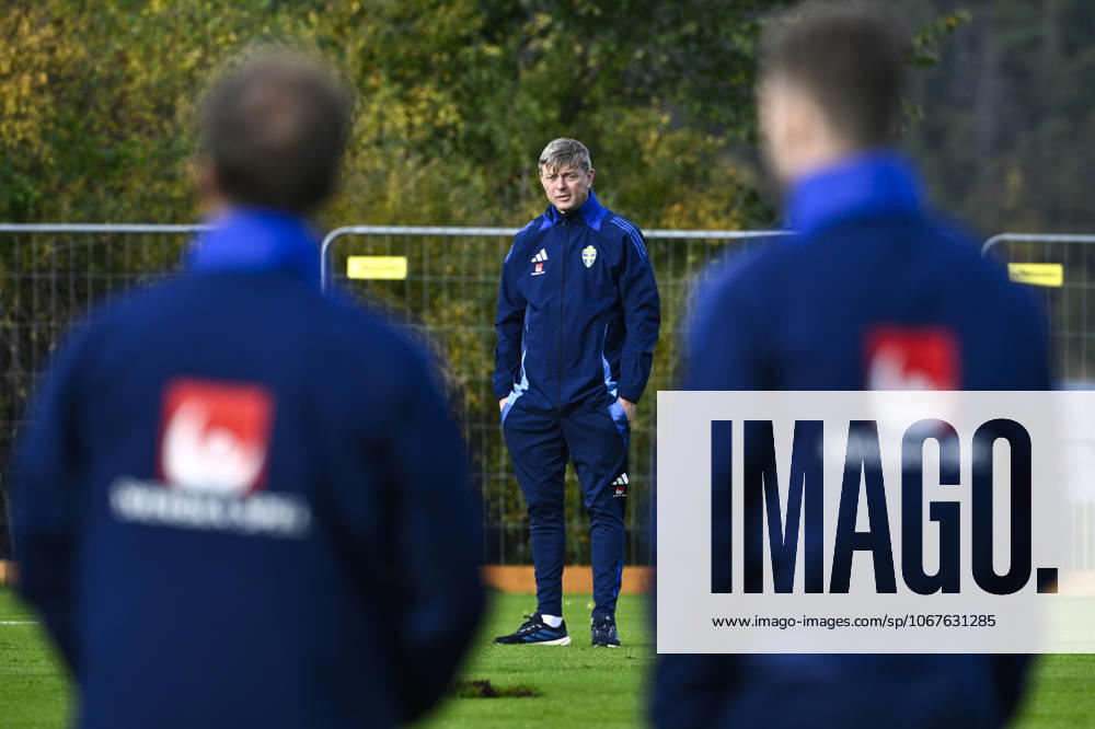 STOCKHOLM, SWEDEN 20251011 Swedish national team, Nationalteam captain Jon Dahl Tomasson as the Swedish national football team trains on Bosön, the day after the loss in the World Cup qualifier against Switzerland, and ahead of the match against Kosovo. STOCKHOLM SWEDEN