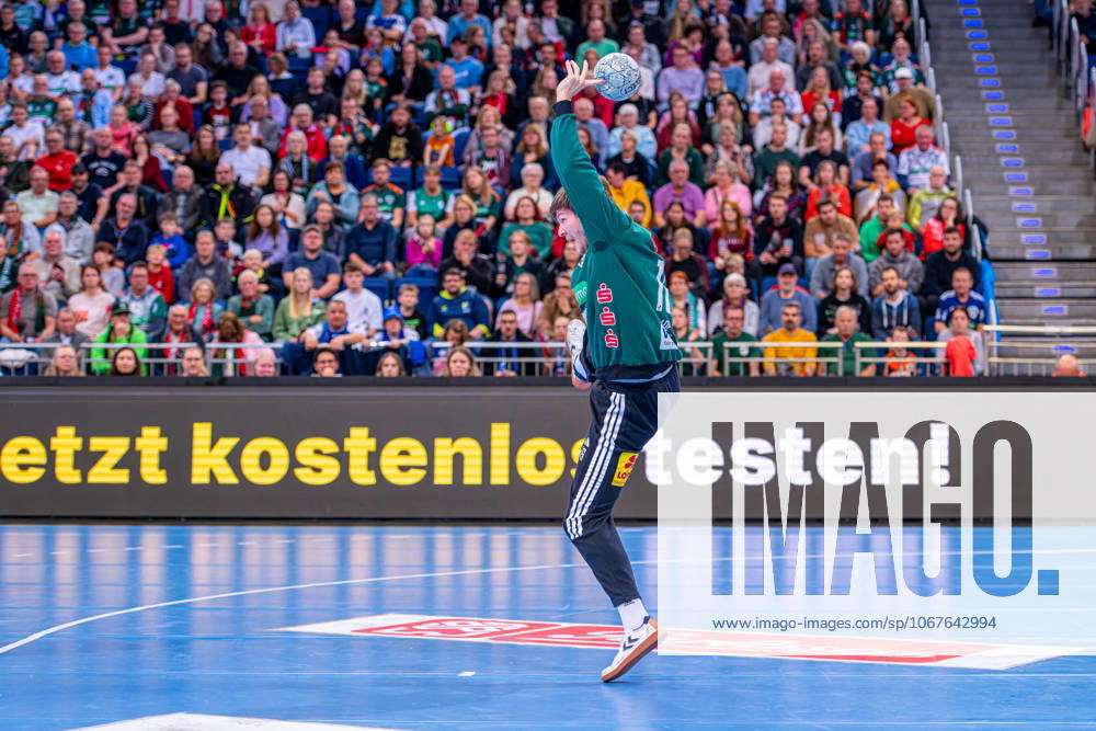 Simon Gade (TSV Hannover-Burgdorf, Nr. 16) (v.l.), TSV Hannover-Burgdorf (beige) gegen ThSC Eisenach (blau) am 8. Spieltag der Saison 2025 2026 in der DAIKIN Handball-Bundesliga (11.10.2025, ZAG Arena (Hannover, GER),
