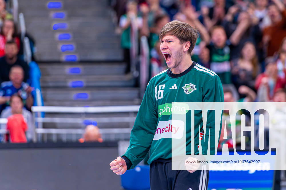 Simon Gade (TSV Hannover-Burgdorf, Nr. 16) (v.l.), TSV Hannover-Burgdorf (beige) gegen ThSC Eisenach (blau) am 8. Spieltag der Saison 2025 2026 in der DAIKIN Handball-Bundesliga (11.10.2025, ZAG Arena (Hannover, GER),