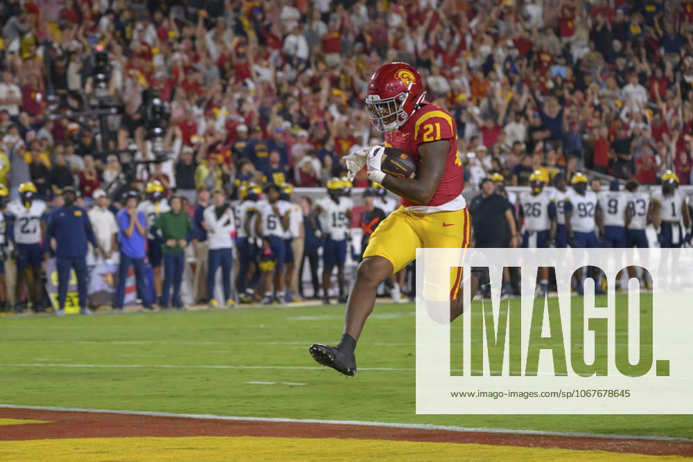 21 Bryan Jackson, RB of the USC Trojans scores a touchdoen during their BIG 10 football game against the Michigan Wolverines on Saturday October 11, 2025 at the Los Angeles Coliseum in Los Angeles, California. Trojans defeat Wolverines, 31-13. MARK HAMMOND BNS PI Los Angeles USA - ZUMAp124 20251011_zaa_p124_119