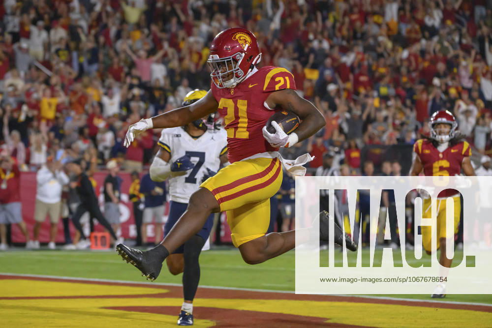 21 Bryan Jackson, RB of the USC Trojans scores a touchdoen during their BIG 10 football game against the Michigan Wolverines on Saturday October 11, 2025 at the Los Angeles Coliseum in Los Angeles, California. Trojans defeat Wolverines, 31-13. MARK HAMMOND BNS PI Los Angeles USA - ZUMAp124 20251011_zaa_p124_121