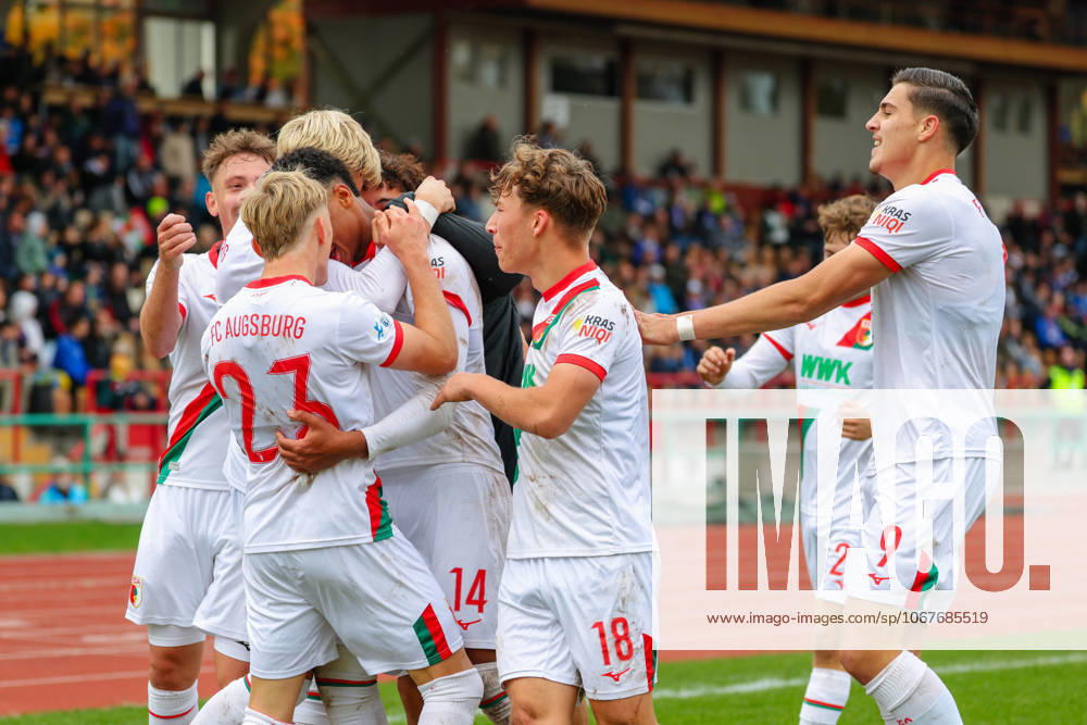 Team (FC Augsburg II) Tor zum 0 : 1 beim Spiel zwischen TSV Schwaben Augsburg v FC Augsburg II, Fußball, Herren, Regionalliga Bayern, 2025 2026, 13.Spieltag am 12.10.2025 in Augsburg, Rosenaustadion. Bayern Deutschland