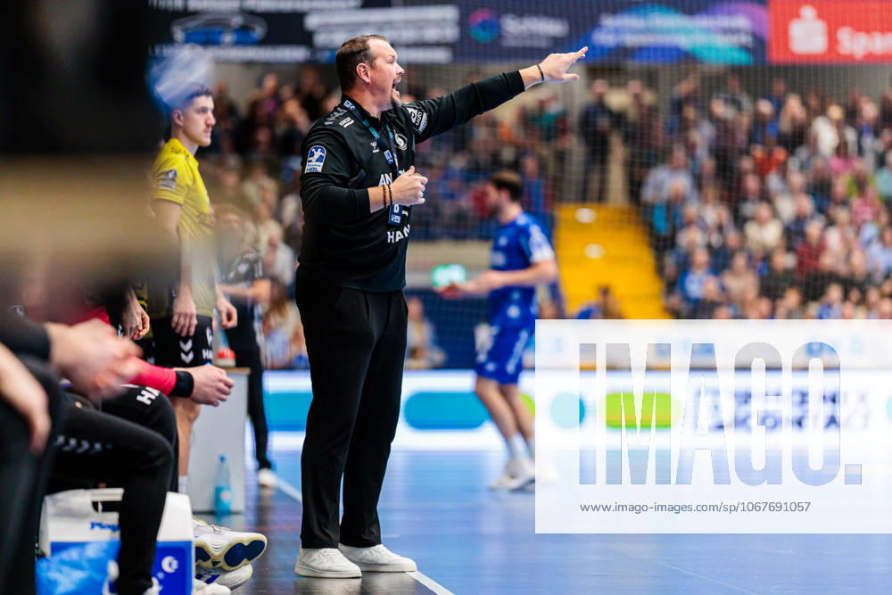 Misha Kaufmann (TVB Stuttgart, Trainer) gestikuliert GER, TBV Lemgo Lippe vs. TVB Stuttgart, Handball, 1. Bundesliga, 8. Spieltag, Spielzeit 2025 2026, 12.10.2025 GER, TBV Lemgo Lippe vs. TVB Stuttgart, Handball, 1. Bundesliga, 8. Spieltag, Spielzeit 2025 2026, 12.10.2025 Lemgo
