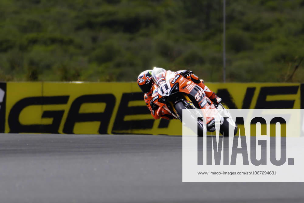 Nicolo Bulega in action during the WorldSBK Championship Race 2 at the Estoril Circuit, Portugal, on October 12, 2025. Cascais Portugal - ZUMAr200 20251012_zsp_r200_036