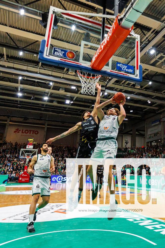 Marco Hollersbacher (Gladiators Trier) im Zweikampf mit Joshua Obiesie (Basketball Loewen Braunschweig), Vet Concept Gladiators Trier vs Basketball Loewen Braunschweig, Basketball, easyCredit BBL, 4. Spieltag, Saison 2025 2026, 12.10.2025 Vet Concept Gladiators Trier vs Basketball Loewen Braunschweig, Basketball, easyCredit BBL, 4. Spieltag, Saison 2025 2026