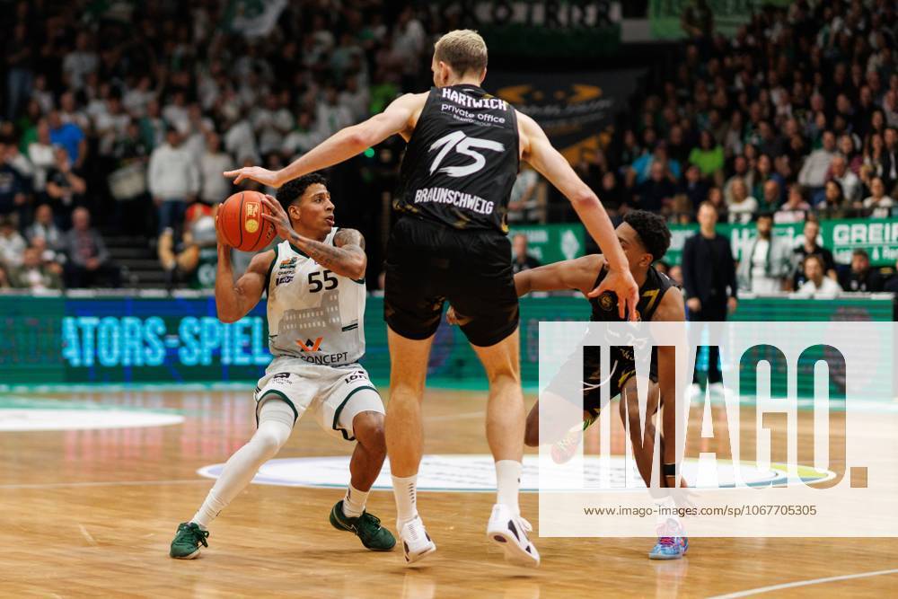 Eli Brooks (Gladiators Trier) im Zweikampf mit Philipp Hartwich (Basketball Loewen Braunschweig) und Grant Sherfield (Basketball Loewen Braunschweig), Vet Concept Gladiators Trier vs Basketball Loewen Braunschweig, Basketball, easyCredit BBL, 4. Spieltag, Saison 2025 2026, 12.10.2025 Vet Concept Gladiators Trier vs Basketball Loewen Braunschweig, Basketball, easyCredit BBL, 4. Spieltag, Saison 2025 2026