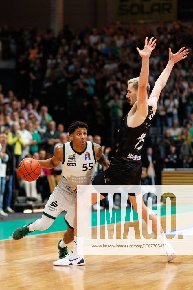 Eli Brooks (Gladiators Trier) im Zweikampf mit Philipp Hartwich (Basketball Loewen Braunschweig), Vet Concept Gladiators Trier vs Basketball Loewen Braunschweig, Basketball, easyCredit BBL, 4. Spieltag, Saison 2025 2026, 12.10.2025 Vet Concept Gladiators Trier vs Basketball Loewen Braunschweig, Basketball, easyCredit BBL, 4. Spieltag, Saison 2025 2026