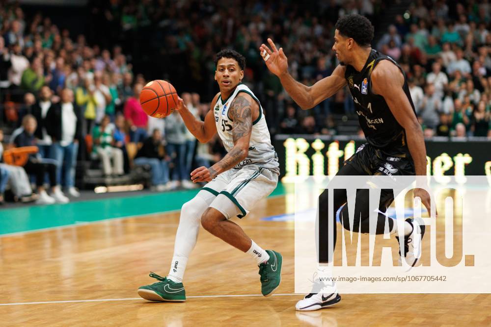 Eli Brooks (Gladiators Trier) im Zweikampf mit David N Guessan (Basketball Loewen Braunschweig), Vet Concept Gladiators Trier vs Basketball Loewen Braunschweig, Basketball, easyCredit BBL, 4. Spieltag, Saison 2025 2026, 12.10.2025 Vet Concept Gladiators Trier vs Basketball Loewen Braunschweig, Basketball, easyCredit BBL, 4. Spieltag, Saison 2025 2026