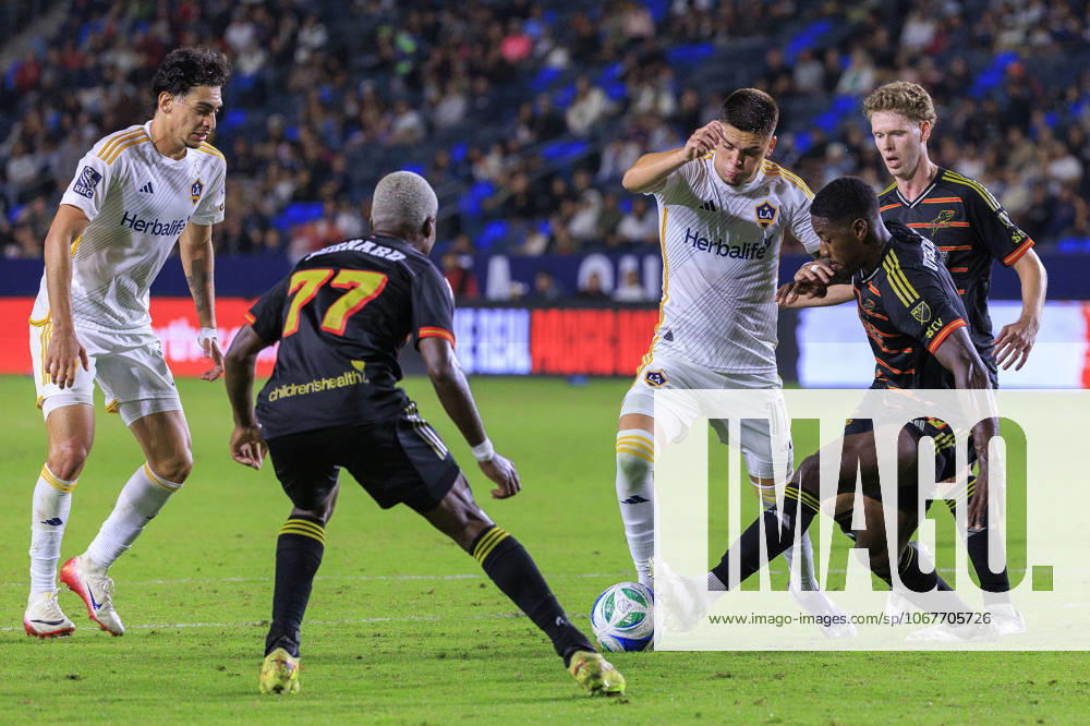 Gabriel Pec 11 of the LA Galaxy tries to get past FC Dallas defenders during their regular season MLS, Fussball Herren, USA match on Saturday October 11, 2025 at Dignity Health Sports Park Stadium in Carson, California. LA Galaxy defeats FC Dallas, 2-1. JAVIER ROJAS PI Los Angeles USA - ZUMAp124 20251011_zaa_p124_132