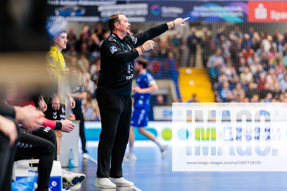 Misha Kaufmann (TVB Stuttgart, Trainer) gestikuliert GER, TBV Lemgo Lippe vs. TVB Stuttgart, Handball, 1. Bundesliga, 8. Spieltag, Spielzeit 2025 2026, 12.10.2025 GER, TBV Lemgo Lippe vs. TVB Stuttgart, Handball, 1. Bundesliga, 8. Spieltag, Spielzeit 2025 2026, 12.10.2025 Lemgo