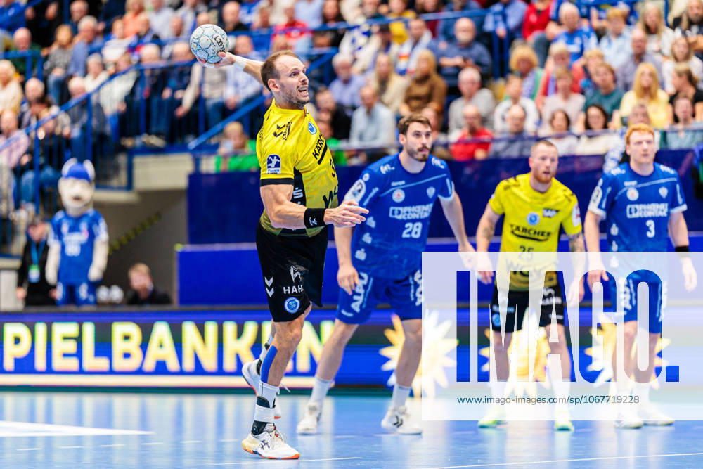 Kai Haefner (TVB Stuttgart, 34) beim Siebenmeter 7 Meter Wurf GER, TBV Lemgo Lippe vs. TVB Stuttgart, Handball, 1. Bundesliga, 8. Spieltag, Spielzeit 2025 2026, 12.10.2025 GER, TBV Lemgo Lippe vs. TVB Stuttgart, Handball, 1. Bundesliga, 8. Spieltag, Spielzeit 2025 2026, 12.10.2025 Lemgo