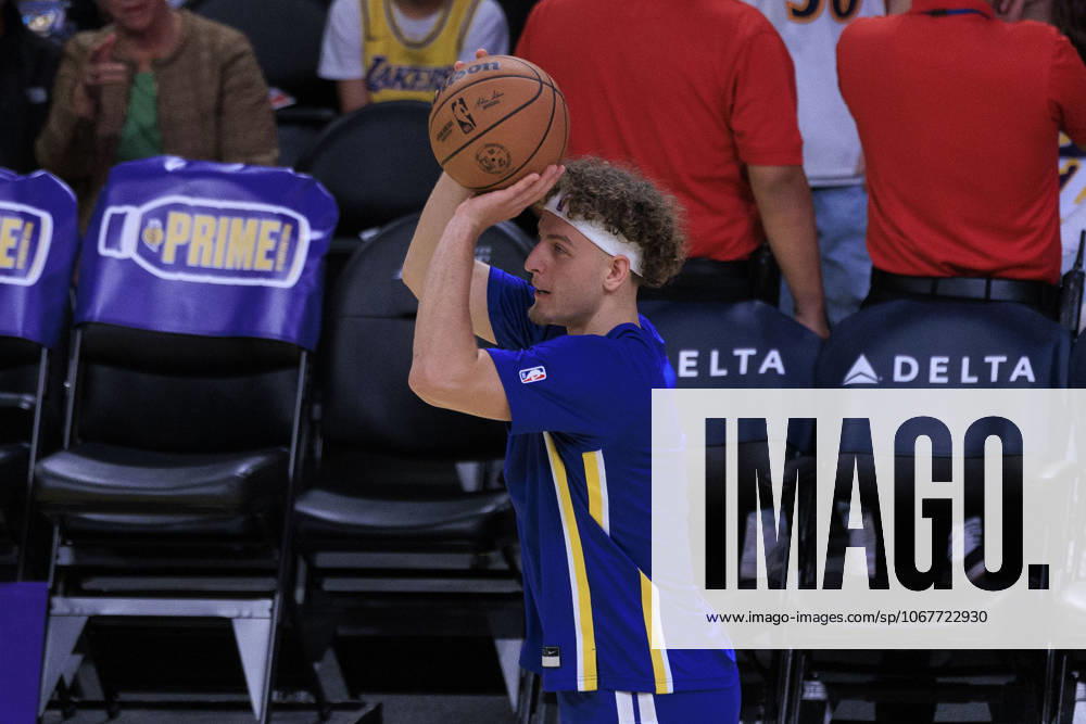 Brandin Podziemski 2 of the Golden State Warriors puts up a shot during warmups prior to their preseason NBA, Basketball Herren, USA game against the Los Angeles Lakers on Sunday October 12, 2025 at Crypto.com Arena in Los Angeles, California. Lakers defeat Warriors, 126-116. JAVIER ROJAS PI Los Angeles USA - ZUMAp124 20251012_zaa_p124_123