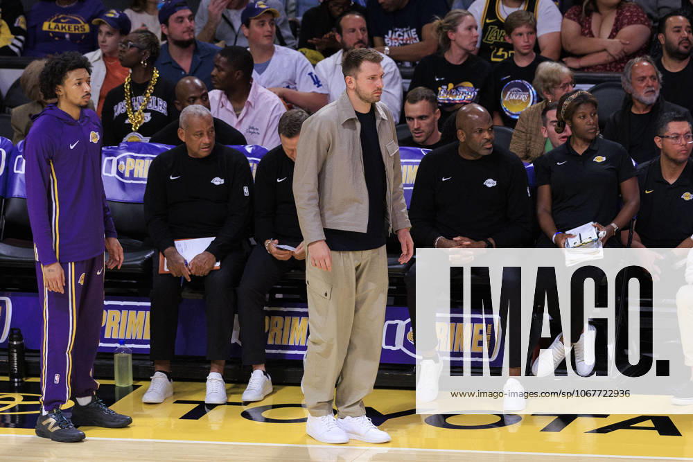 Luka Doncic 77 of the Los Angeles Lakers looks on from the sidelines during their preseason NBA, Basketball Herren, USA game against the Golden State Warriors on Sunday October 12, 2025 at Crypto.com Arena in Los Angeles, California. Lakers defeat Warriors, 126-116. JAVIER ROJAS PI Los Angeles USA - ZUMAp124 20251012_zaa_p124_129