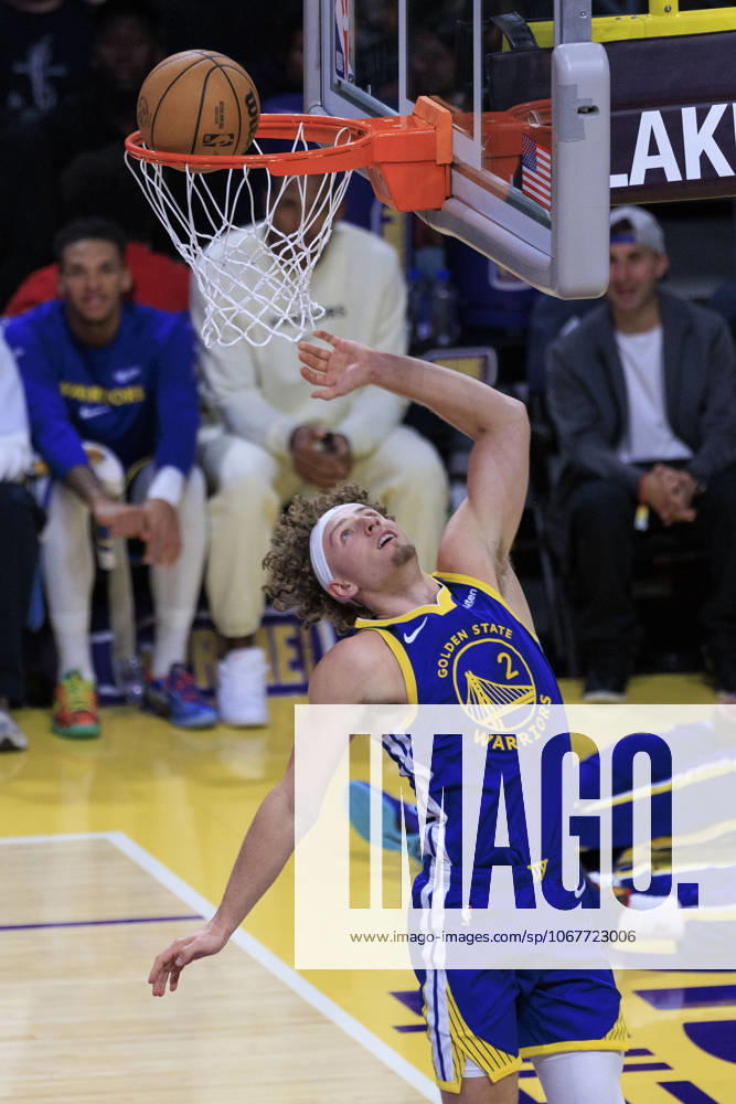 Brandin Podziemski 2 of the Golden State Warriors puts up a layup during their preseason NBA, Basketball Herren, USA game against the Los Angeles Lakers on Sunday October 12, 2025 at Crypto.com Arena in Los Angeles, California. Lakers defeat Warriors, 126-116. JAVIER ROJAS PI Los Angeles USA - ZUMAp124 20251012_zaa_p124_146