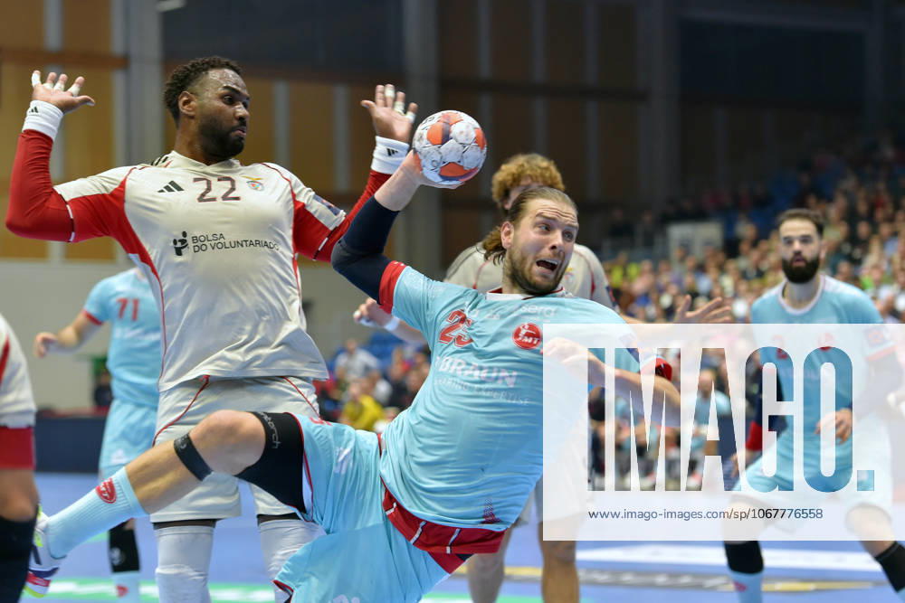 Olle Forsell Schefvert (MT Melsungen 25) beim Wurf;, Alexis Borges (SL Benfica Lissabon 22) (L), Ruben Marchan (MT Melsungen 2) (R) , GER, MT Melsungen - SL Benfica Lissabon (POR)l, Handball, EHF European League Maenner, Group Matches, Saison 2025 2026, 14.10.2025, GER, MT Melsungen - SL Benfica Lissabon, Handball, EHF Maenner, Group Matches, Saison 2025 2026, 14.10.2025 Kassel