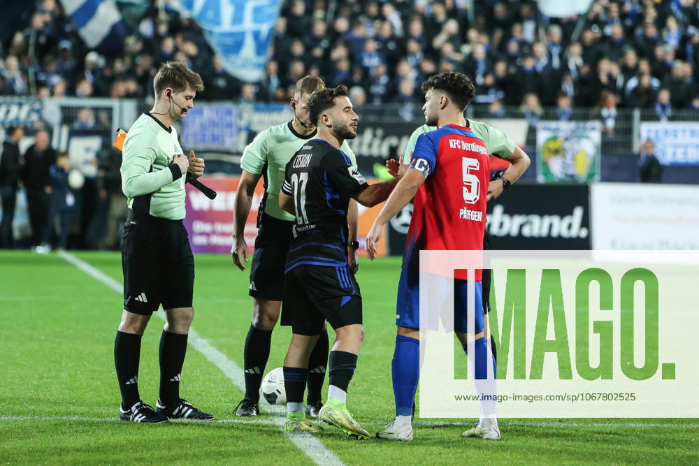 Fussball, FVN Niederrheinpokal Saison 2025 2026 Achtelfinale KFC Uerdingen - MSV Duisburg 15.10.2025, Grotenburg-Stadion Seitenwahl vor dem Spiel Krefeld Grotenburg-Stadion Nordrhein-Westfalen Deutschland