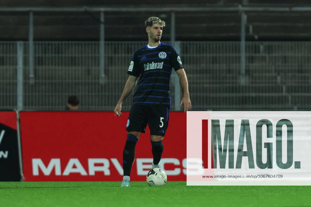 Fussball, FVN Niederrheinpokal Saison 2025 2026 Achtelfinale KFC Uerdingen - MSV Duisburg 15.10.2025, Grotenburg-Stadion Tobias Fleckstein (MSV Duisburg, 5) Krefeld Grotenburg-Stadion Nordrhein-Westfalen Deutschland