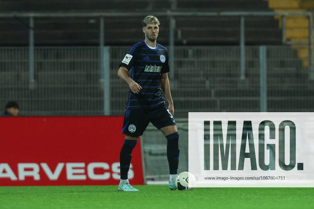 Fussball, FVN Niederrheinpokal Saison 2025 2026 Achtelfinale KFC Uerdingen - MSV Duisburg 15.10.2025, Grotenburg-Stadion Tobias Fleckstein (MSV Duisburg, 5) Krefeld Grotenburg-Stadion Nordrhein-Westfalen Deutschland